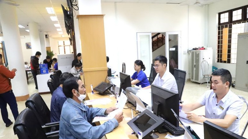 Người dân đến tham gia giải quyết các thủ tục hành chính tại bộ phận một cửa Ủy ban Nhân dân tỉnh Đắk Lắk. (Ảnh: CÔNG LÝ).