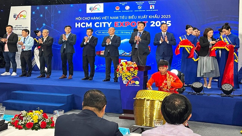 Các đại biểu thực hiện nghi thức khai mạc hội chợ.