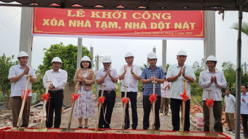 Các đại biểu thực hiện nghi thức khởi công.