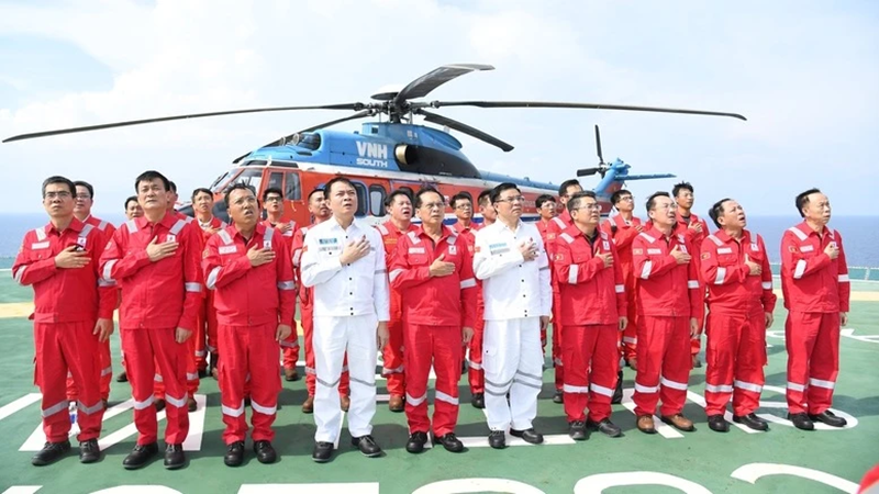 Phó Thủ tướng Bùi Thanh Sơn và các đại biểu thực hiện nghi thức chào cờ tại Giàn công nghệ Trung tâm CPP-Lô 15-1. (Ảnh: VGP/Hải Minh)