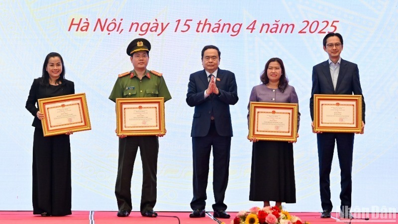 Chủ tịch Quốc hội Trần Thanh Mẫn trao bằng khen của Ủy ban Thường vụ Quốc hội cho các tập thể.