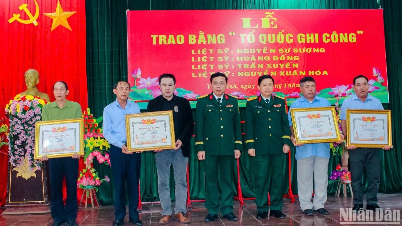 Thừa ủy quyền của Thủ tướng Chính phủ, Thượng tá Nguyễn Trọng Sâm, Trưởng phòng Chính sách Quân khu 4 và Đại tá Nguyễn Bá Duẩn, Chính ủy Bộ Chỉ huy quân sự tỉnh Quảng Trị trao Bằng “Tổ quốc ghi công” cho thân nhân các liệt sĩ.