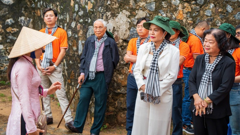 Nguyên Phó Chủ tịch nước Trương Mỹ Hoa cùng các thành viên Quỹ học bổng Vừ A Dính thăm nhà tù Phú Hải-Côn Đảo. (Ảnh THU HƯƠNG)