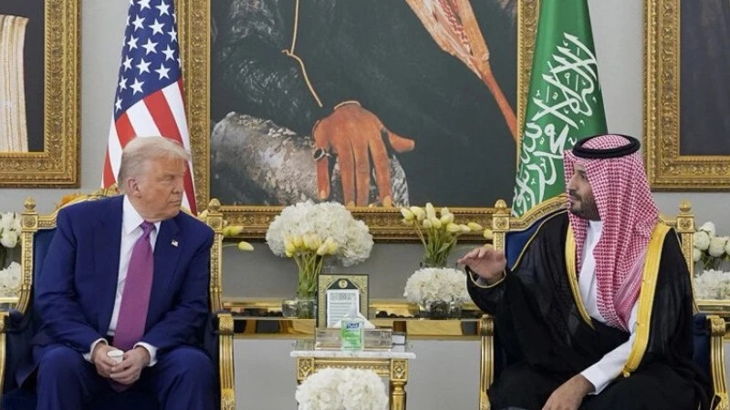 Thái tử Saudi Arabia Mohammed bin Salman Al Saud trao đổi cùng Tổng thống Mỹ Donald Trump, ngày 13/5/2025. (Ảnh: The White House)