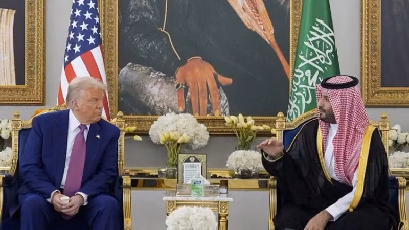 Thái tử Saudi Arabia Mohammed bin Salman Al Saud trao đổi cùng Tổng thống Mỹ Donald Trump, ngày 13/5/2025. (Ảnh: The White House)