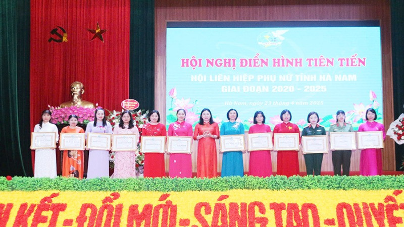 Đồng chí Phó Bí thư Thường trực Tỉnh ủy Đinh Thị Lụa tặng Bằng khen của Hội Liên hiệp Phụ nữ tỉnh Hà Nam cho các tập thể có thành tích xuất sắc trong công tác hội.