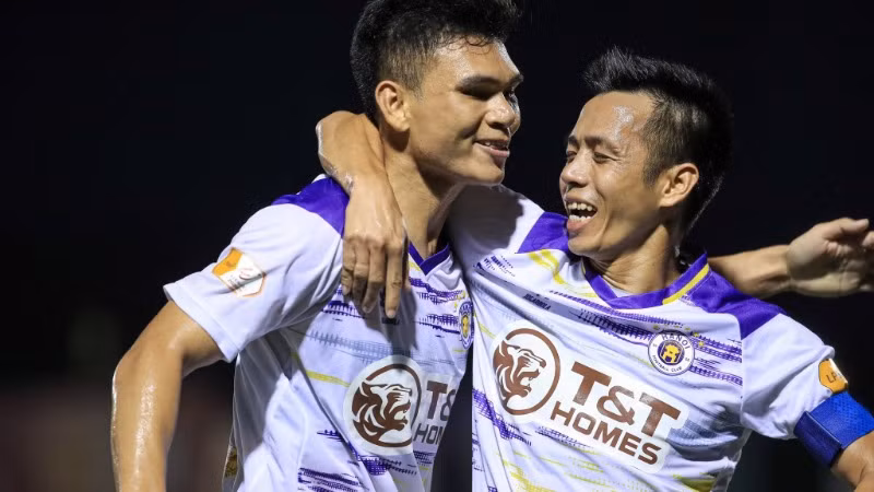 Niềm vui của các cầu thủ Hà Nội FC với chiến thắng 2-1 trước Sông Lam Nghệ An. (Ảnh HNFC)