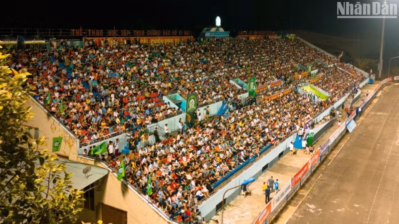 Sức hút môn thể thao "vua" với khán giả Bình Phước.