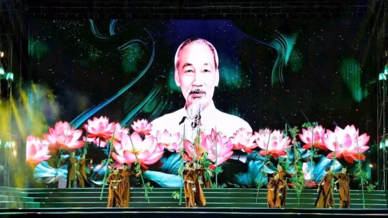 Chương trình nghệ thuật đặc biệt với chủ đề “Hồ Chí Minh - Người là niềm tin tất thắng” cũng là lời chào, khép lại Lễ hội Làng Sen toàn quốc 2025.