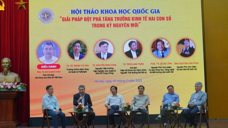 Các diễn giả thảo luận bàn tròn tại hội thảo.