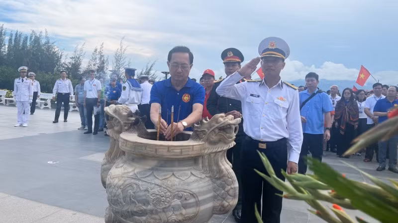 Đồng chí Huỳnh Thành Đạt, Ủy viên Trung ương Đảng, Phó Trưởng Ban Tuyên giáo và Dân vận Trung ương dâng hương tại khu tưởng niệm.