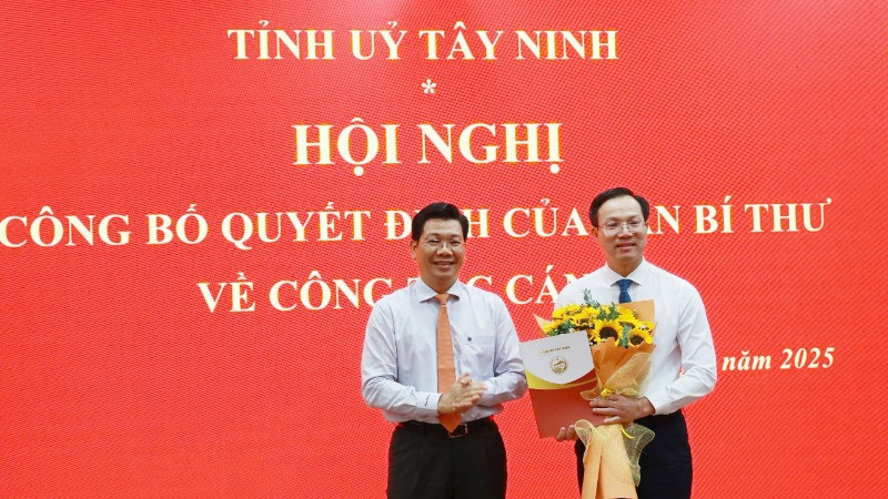 Đồng chí Nguyễn Mạnh Hùng (trái), Bí thư Tỉnh ủy, Chủ tịch Hội đồng nhân dân tỉnh Tây Ninh, chúc mừng đồng chí Đoàn Trung Kiên tham gia Ban Chấp hành, Ban Thường vụ Tỉnh ủy Tây Ninh nhiệm kỳ 2020-2025