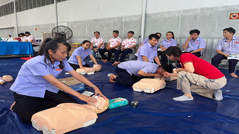 Các nhân viên y tế của Trung tâm Dịch vụ Nhân đạo tập huấn sơ cứu cho người lao động Công ty cổ phần Lương thực-Thực phẩm Colusa-Miliket 