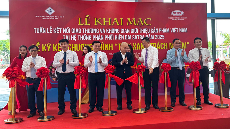 Các đại biểu thực hiện nghi thức khai mạc chương trình.