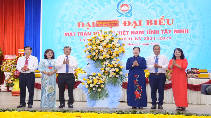 Ủy ban Trung ương Mặt trận Tổ quốc Việt Nam tặng hoa chúc mừng đại hội