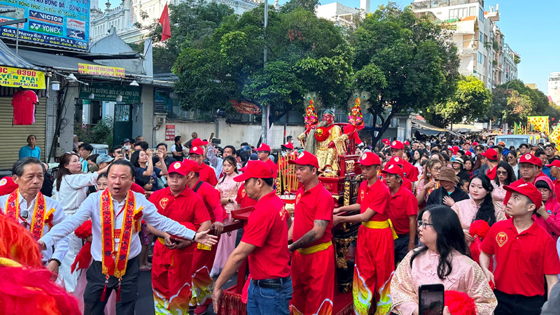 Cung nghinh tượng Quan Thánh Đế Quân diễu hành trên đường phố ở quận 5 (ảnh: HOÀNG LIÊM)