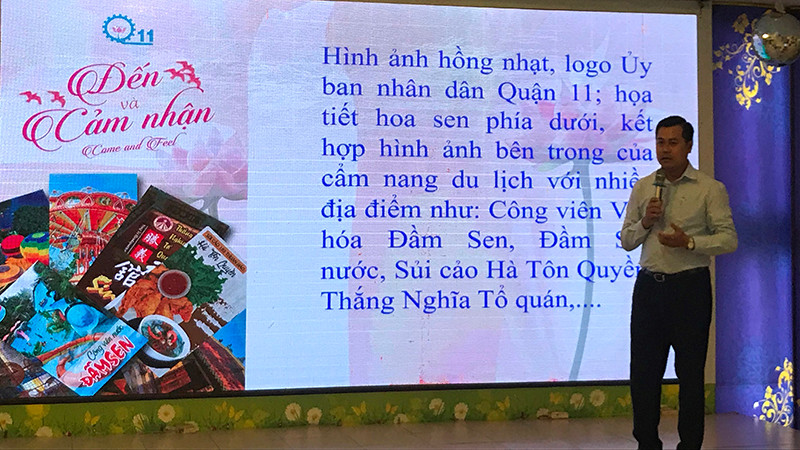 Đại diện Ủy ban nhân dân quận 11 giới thiệu cẩm nang sản phẩm du lịch đặc trưng, điểm đến quận 11