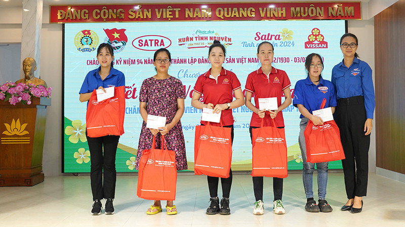 Đại diện Công đoàn SATRA tặng quà các gia đình công nhân có hoàn cảnh khó khăn.