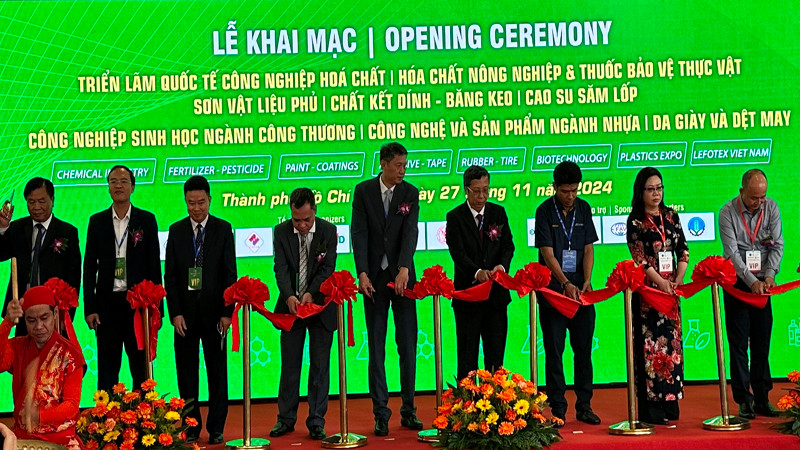 Các đại biểu thực hiện nghi thức khai mạc các triển lãm.