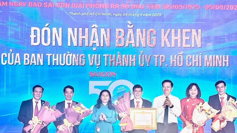 Ban Biên tập Báo Sài Gòn Giải Phóng đón nhận các phần thưởng nhân kỷ niệm 50 năm Ngày Xuất bản số đầu (5/5/1975-5/5/2025). 