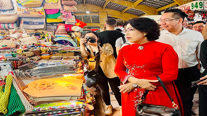 Đoàn lãnh đạo thành phố tham quan Chợ Bến Thành tối ngày 15/12.