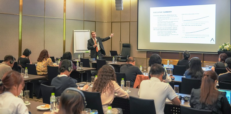 Ông Marc Townsend, cố vấn cấp cao của Arcadia Consulting Việt Nam giới thiệu tiềm năng của thị trường nhà lưu trú cho sinh viên ở Việt Nam