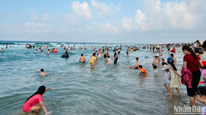 Bãi biển Cửa Việt trở thành điểm đến lý tưởng cho du khách trong dịp nghỉ lễ.
