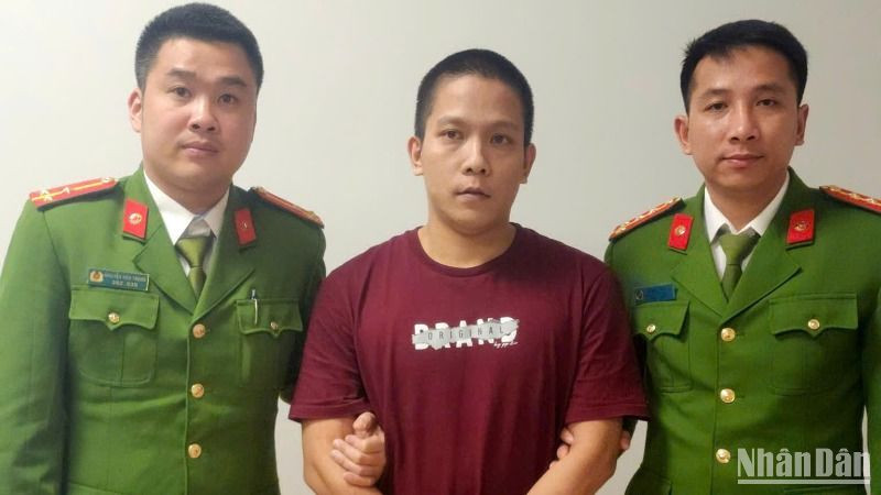 Đối tượng Nguyễn Văn Hợi (giữa) tại cơ quan công an