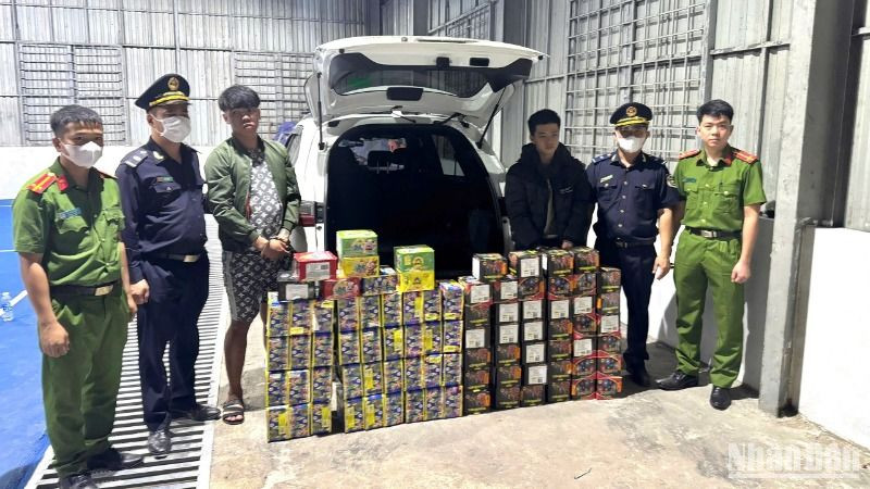 Lực lượng chức năng bắt giữ hai đối tượng cùng tang vật