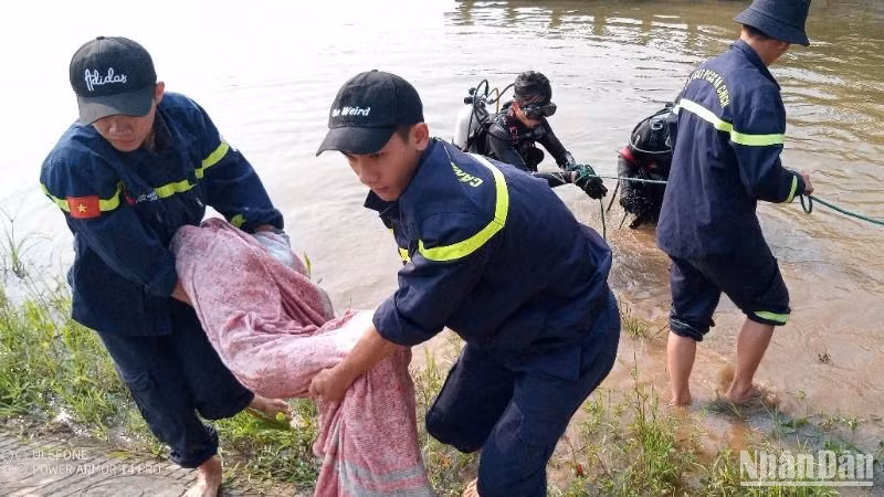 Thi thể học sinh lớp 4 được lực lượng chức năng đưa lên bờ.