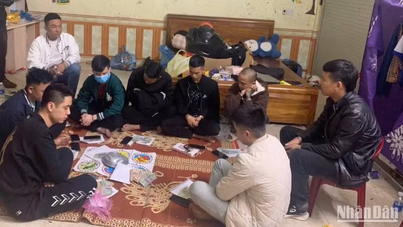 Các đối tượng tham gia đánh bạc bằng hình thức bầu cua bị bắt quả tang.