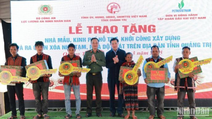Bí thư Tỉnh ủy Quảng Trị Nguyễn Long Hải và Thứ trưởng Công an Phạm Thế Tùng trao chìa khóa tượng trưng cùng các suất quà cho các hộ dân có hoàn cảnh khó khăn tại huyện Hướng Hóa.
