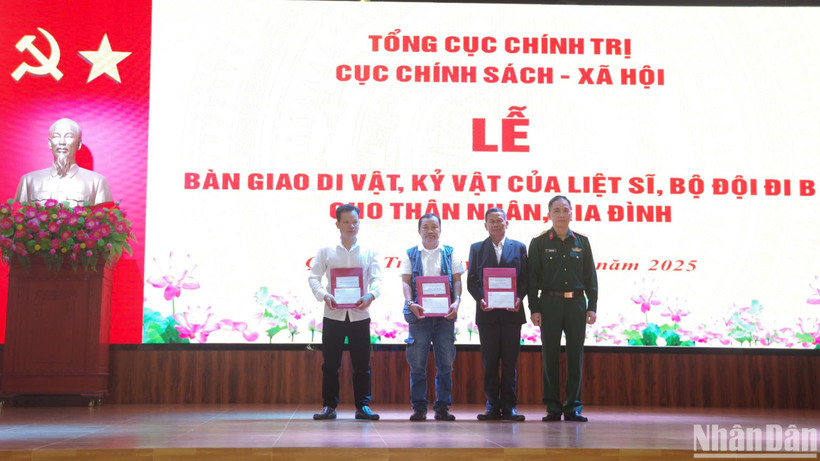 Đại tá Dương Văn Bảo, Phó Trưởng phòng Hậu phương quân đội, Cục Chính sách-Xã hội, Tổng Cục Chính trị bàn giao di vật, kỷ vật của liệt sĩ về với thân nhân.