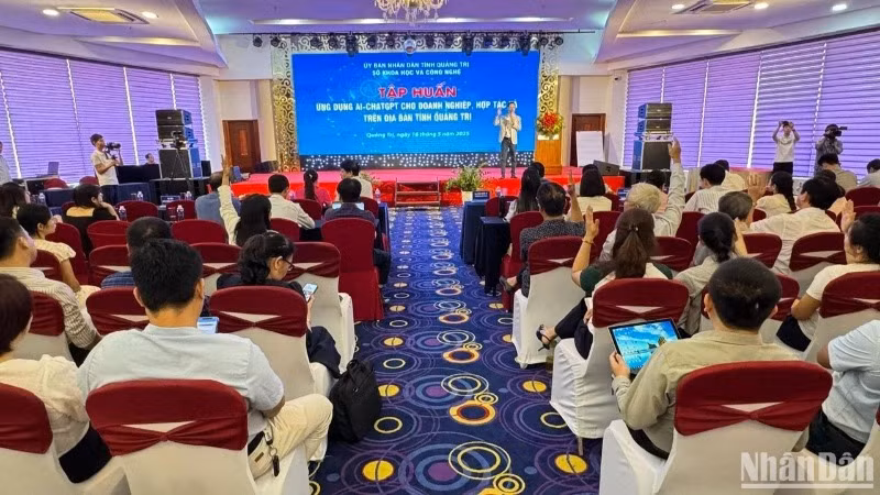 Đại diện 800 doanh nghiệp, hợp tác xã tham gia lớp tập huấn ứng dụng trí tuệ nhân tạo trong hoạt động sản xuất, kinh doanh.