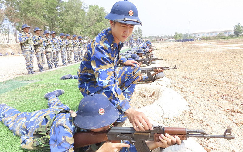 Chiến sĩ mới thuộc Trung tâm Huấn luyện Vùng 2 Hải quân luyện tập bắn súng tiểu liên AK.