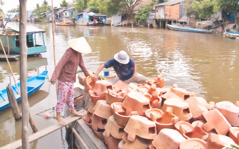Thương lái thu mua lò đất của nông dân.