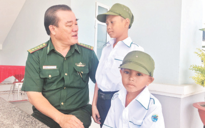 Lãnh đạo Bộ Chỉ huy Bộ đội Biên phòng tỉnh Tây Ninh thăm hỏi các em học sinh là con nuôi của đơn vị.