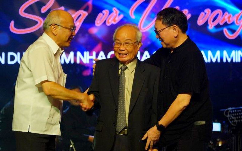 Nhạc sĩ Phạm Minh Tuấn (đứng giữa) trong đêm nhạc biểu diễn các tác phẩm của ông. (Ảnh VGP/HUY PHẠM)