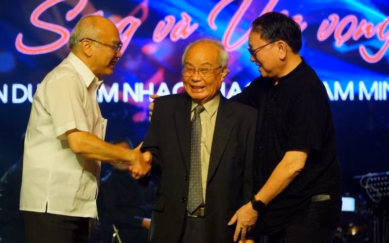 Nhạc sĩ Phạm Minh Tuấn (đứng giữa) trong đêm nhạc biểu diễn các tác phẩm của ông. (Ảnh VGP/HUY PHẠM)