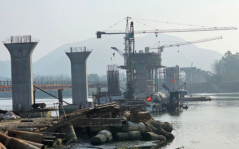 Thi công cầu vượt sông Mã trên tuyến giao thông nối Quốc lộ 1 với cao tốc bắc-nam và Quốc lộ 45 phía bắc tỉnh Thanh Hóa.