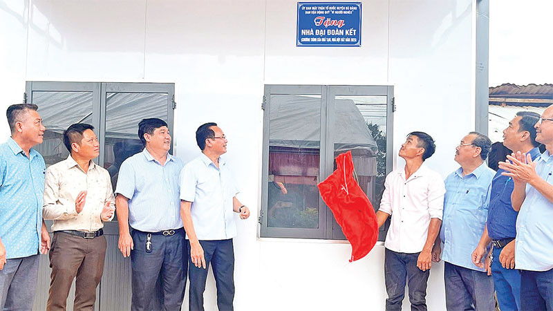 Tặng nhà đại đoàn kết cho ông Điểu Thái, một hộ đồng bào dân tộc thiểu số cận nghèo tại xã Nghĩa Trung, huyện Bù Đăng.