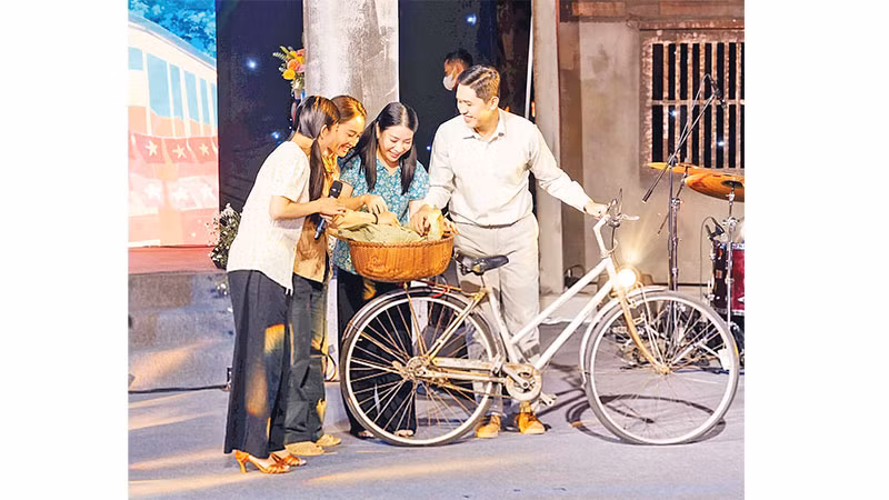 Phố đi bộ Đảo Ngọc-Ngũ Xã duy trì sức hút nhờ các hoạt động văn hóa-nghệ thuật và trang trí gợi lại không gian thời bao cấp.