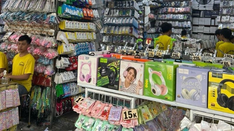 Lực lượng chức năng phát hiện nhiều linh kiện điện thoại không rõ nguồn gốc. Ảnh Cục QLTT Thành phố Hồ Chí Minh