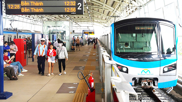 Tuyến metro số 1 mới đưa vào khai thác chạy 200 lượt tàu/ngày.