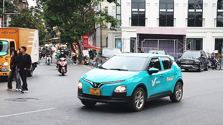 Taxi điện đang phổ biến hơn trong đời sống. Ảnh: HẢI ANH