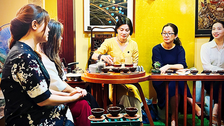 Thưởng thức trà là nét văn hóa độc đáo trong đời sống ẩm thực.