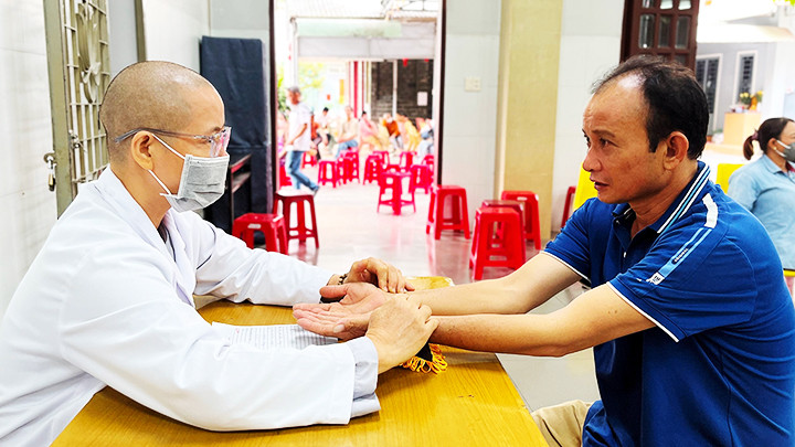 Người dân đến khám bệnh miễn phí tại chùa Phước Thạnh (quận Tân Phú, TP Hồ Chí Minh).