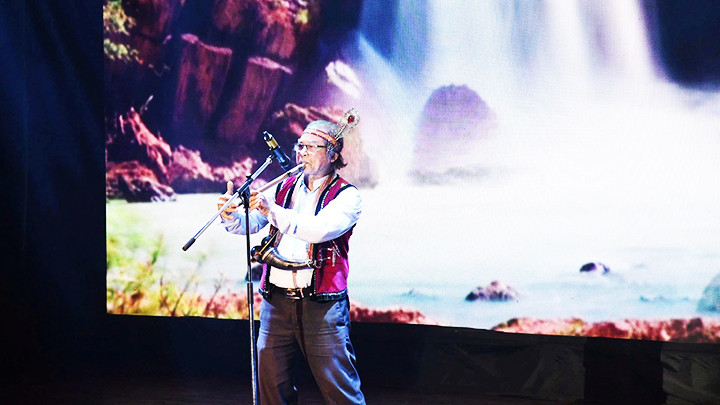 NSND Trịnh Mạnh Hùng với 60 năm gắn bó cùng cây sáo trúc Việt Nam.