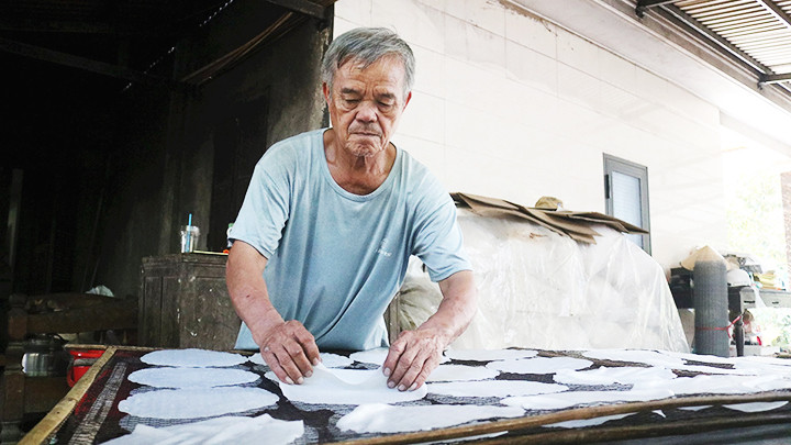 Ông Tiến đang xếp phơi mẻ bánh vừa tráng xong.