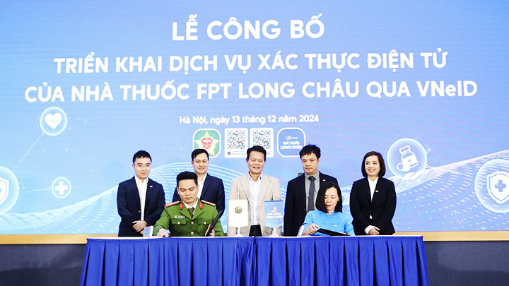 Ký kết tại lễ công bố dịch vụ xác thực điện tử của Nhà thuốc FPT Long Châu qua VNeID.
